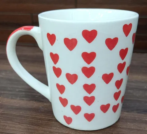 Caneca cônica pintada à mão com corações vermelhos