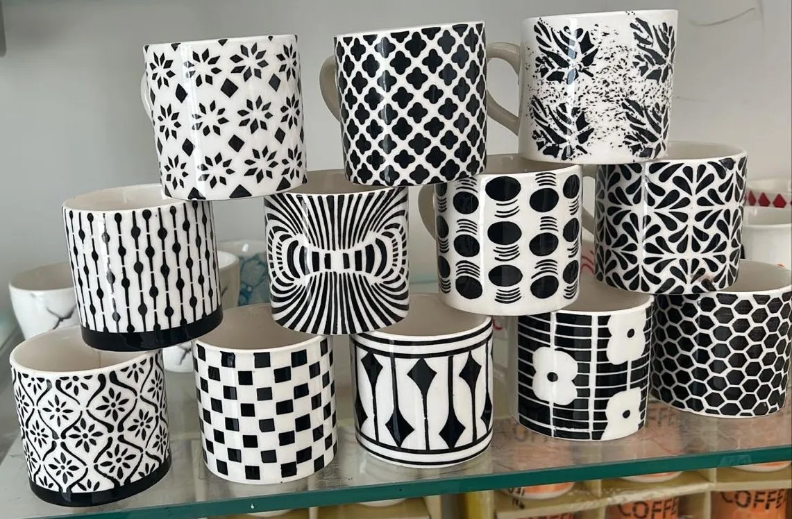Sortido de canecas pintadas à mão preto e branco geométricas