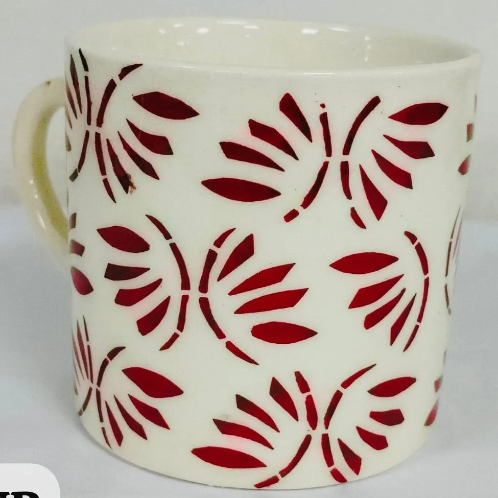 Caneca pintada à mão com folhas estilizadas vermelhas