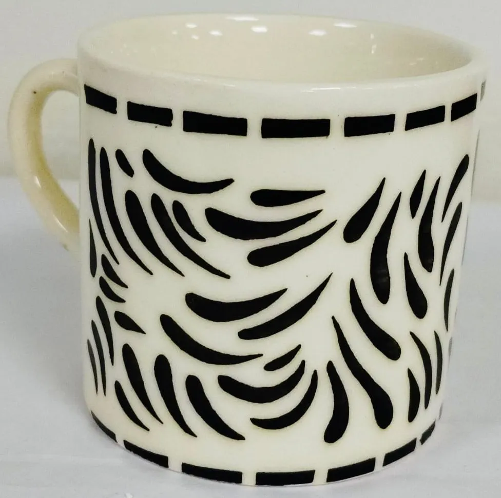 Caneca pintada à mão com pinceladas pretas