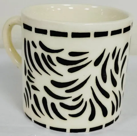 Caneca pintada à mão com pinceladas pretas