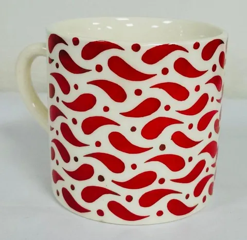 Caneca pintada à mão com paisley vermelho