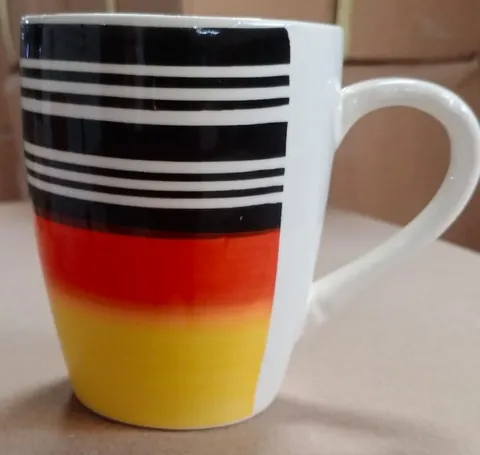 Caneca pintada à mão com listras pretas e degradê vermelho e amarelo