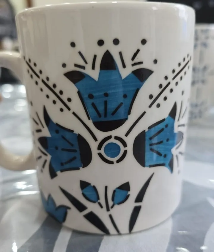 Caneca pintada à mão com tulipas azuis folk