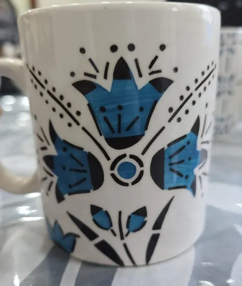 Caneca pintada à mão com tulipas azuis folk