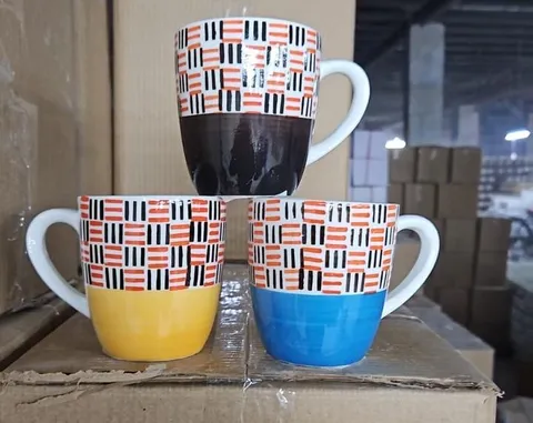 Caneca pintada à mão com xadrez listrado e base colorida
