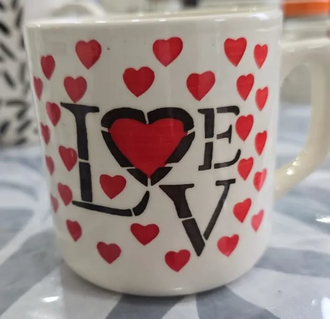 Caneca pintada à mão "LOVE" com corações vermelhos