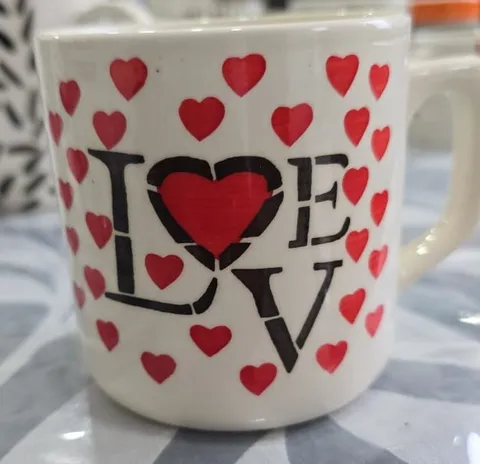 Caneca pintada à mão "LOVE" com corações vermelhos