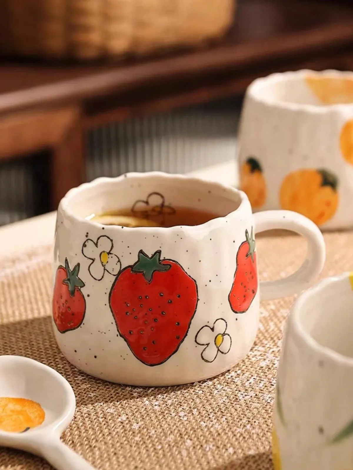 Xícara pintada à mão com morangos e florzinhas