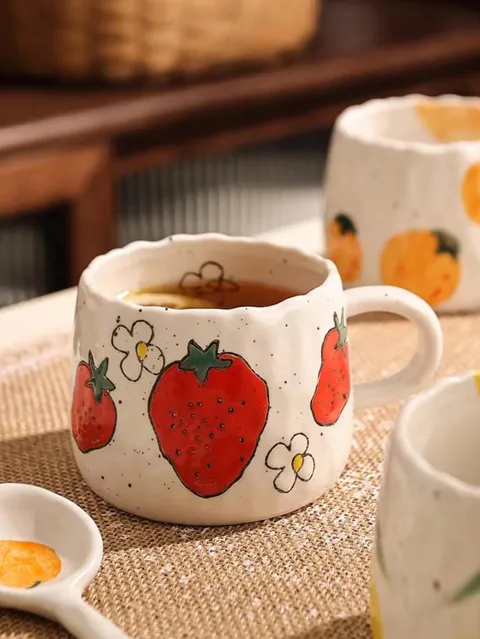 Xícara pintada à mão com morangos e florzinhas