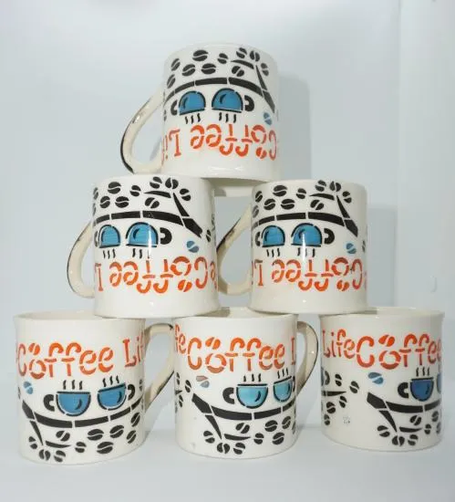 Caneca pintada à mão "Coffee Love" com grãos de café