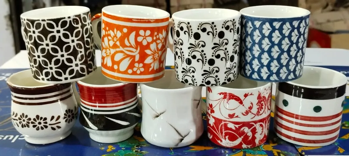 Sortido de canecas pintadas à mão florais e listradas