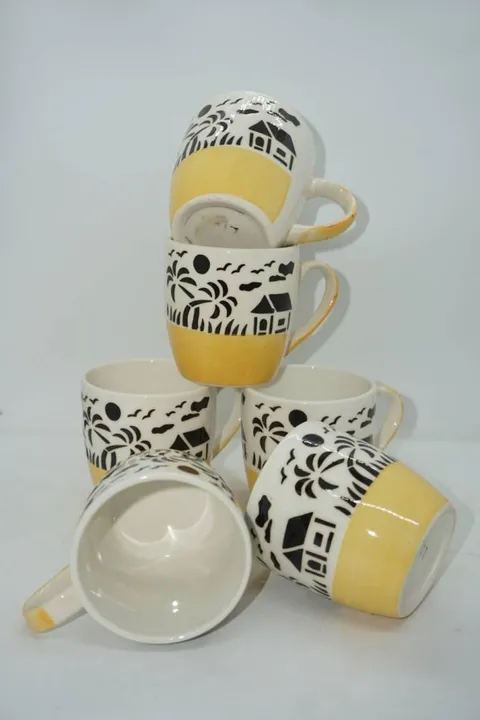 Sortido de xícaras pintadas à mão preto e branco com amarelo