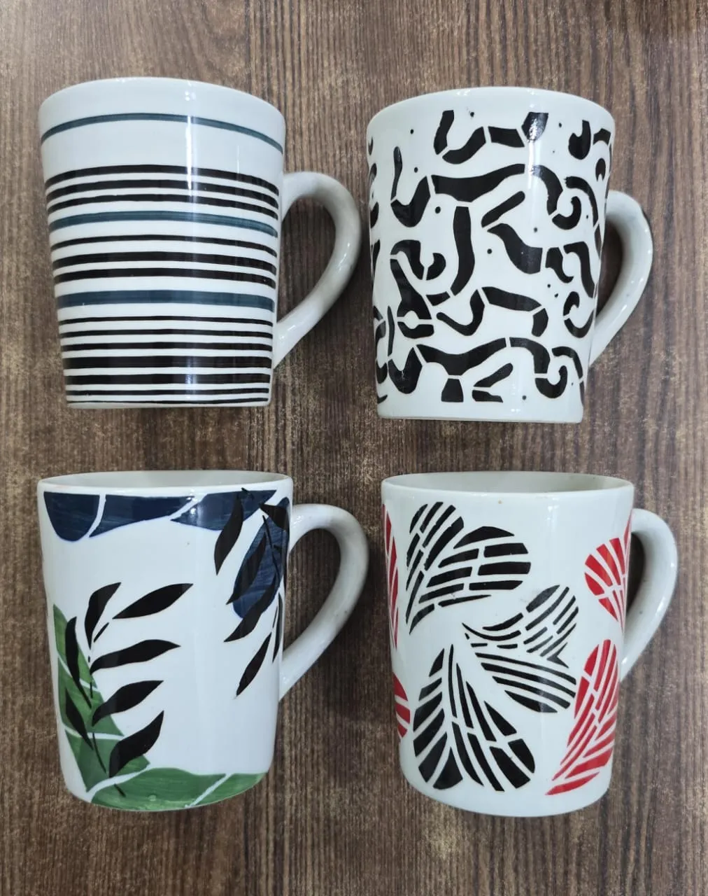Conjunto de 4 canecas pintadas à mão preto e branco com folhagens