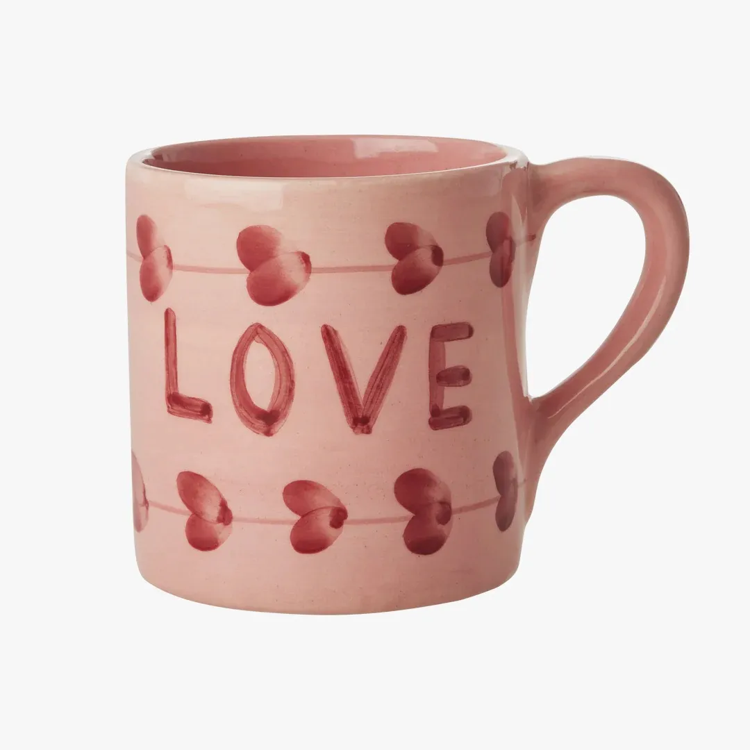 Caneca rosa pintada à mão "LOVE" com corações