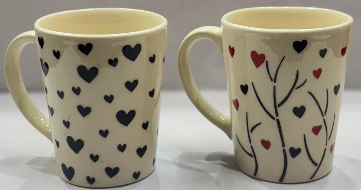 Par de canecas pintadas à mão bege com corações e galhos