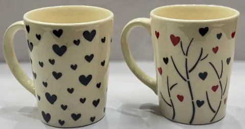 Par de canecas pintadas à mão bege com corações e galhos