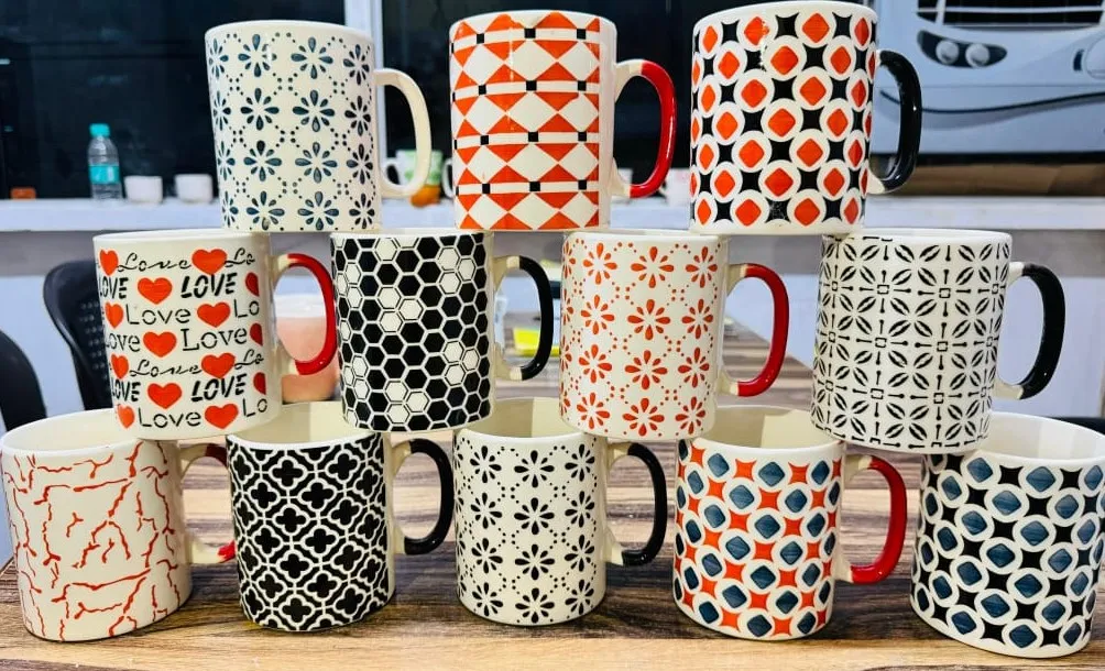 Sortido de canecas pintadas à mão vermelho e preto geométricas