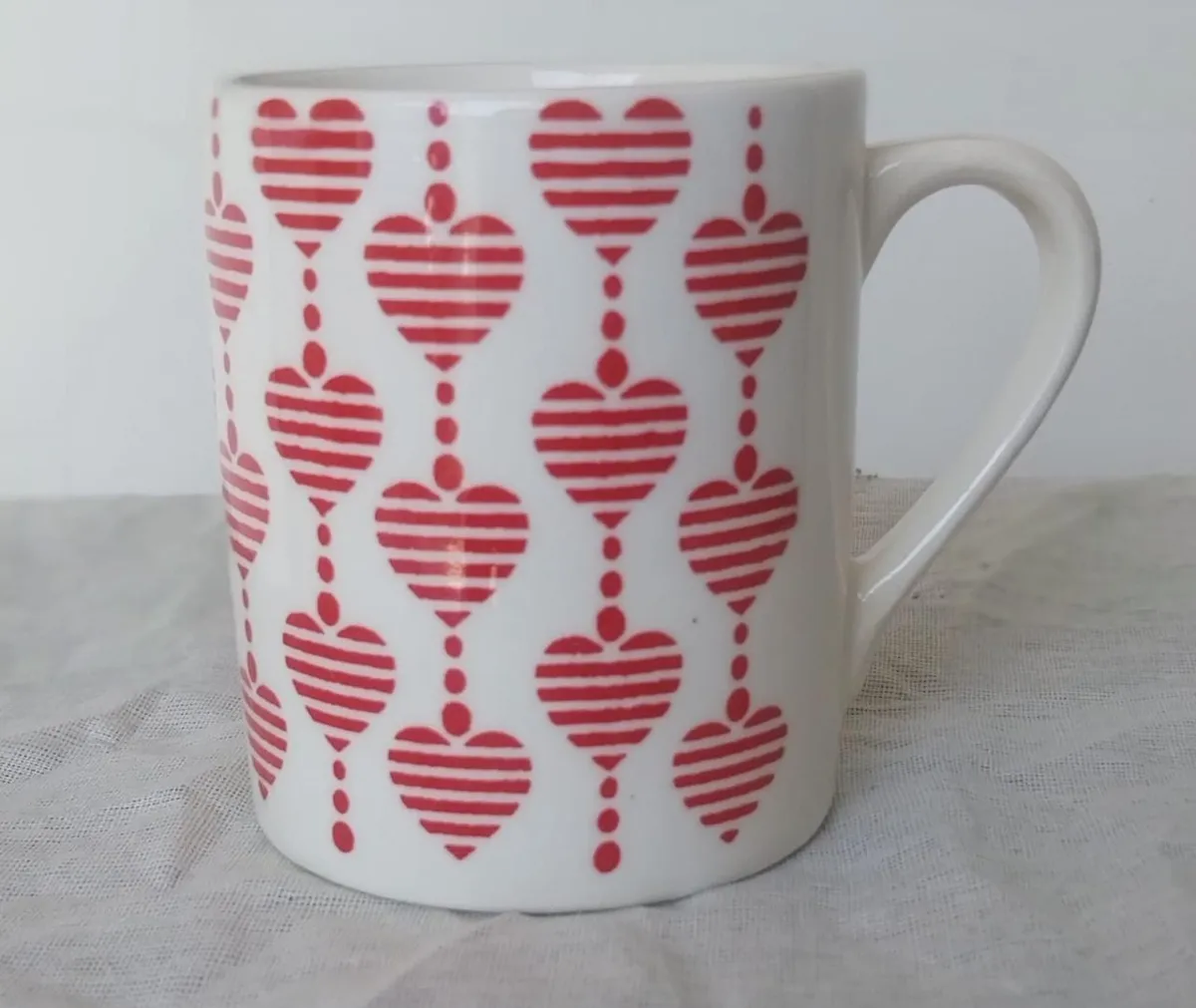 Caneca pintada à mão com cordões de corações listrados