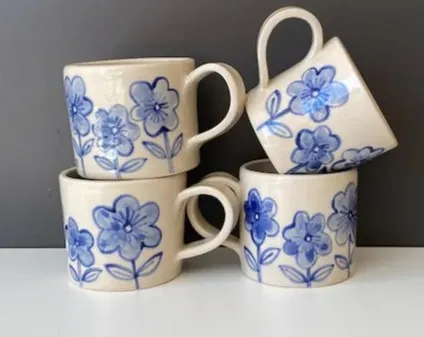 Caneca pintada à mão com flores azuis