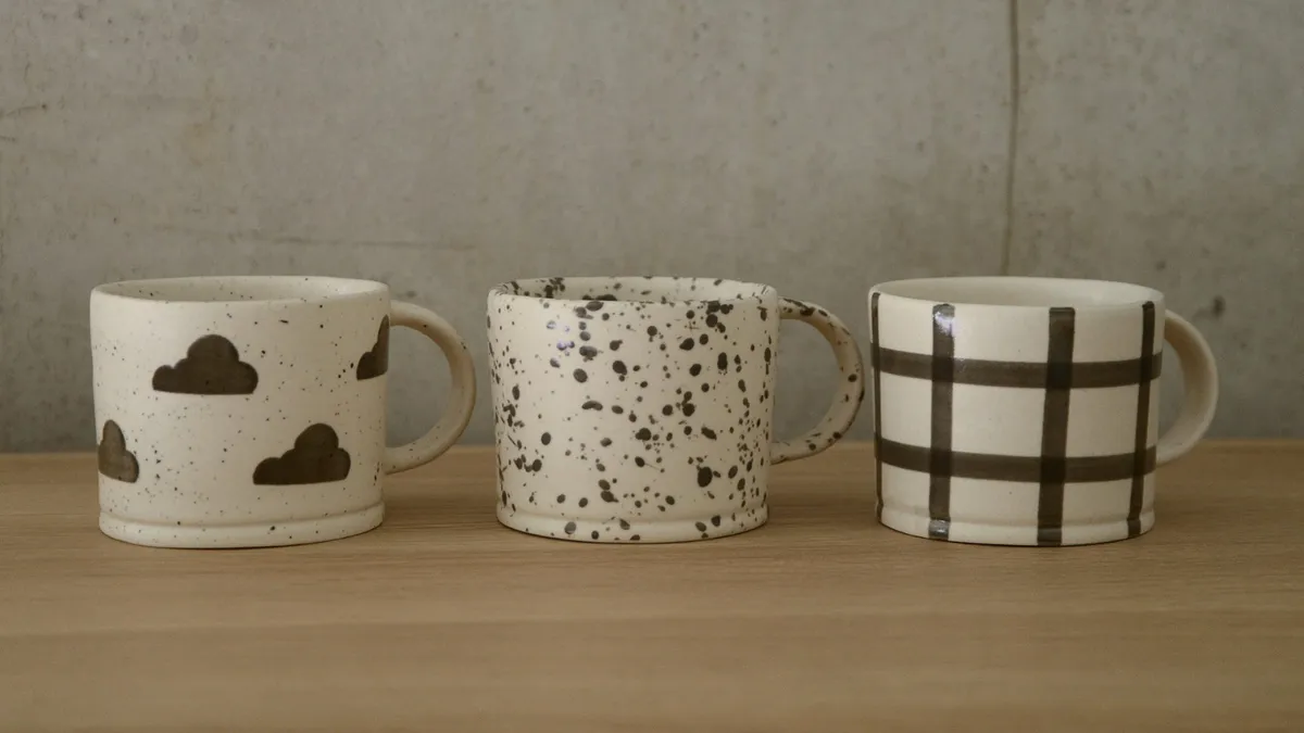 Trio de canecas pintadas à mão com nuvens, respingos e xadrez