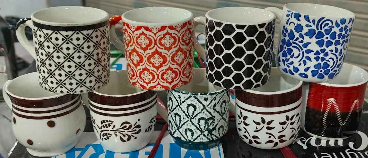 Sortido de xícaras pintadas à mão coloridas e florais