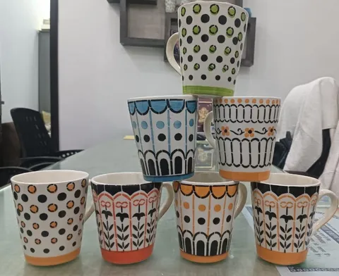 Sortido de canecas pintadas à mão laranja e preto