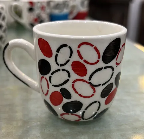 Caneca pintada à mão com anéis vermelhos e pretos