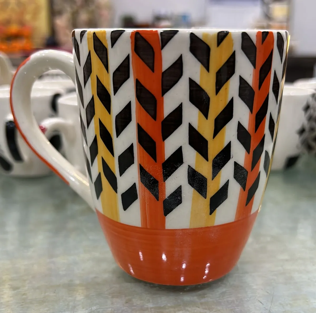 Caneca pintada à mão com chevron laranja, amarelo e preto