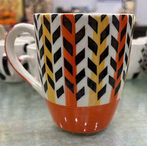 Caneca pintada à mão com chevron laranja, amarelo e preto