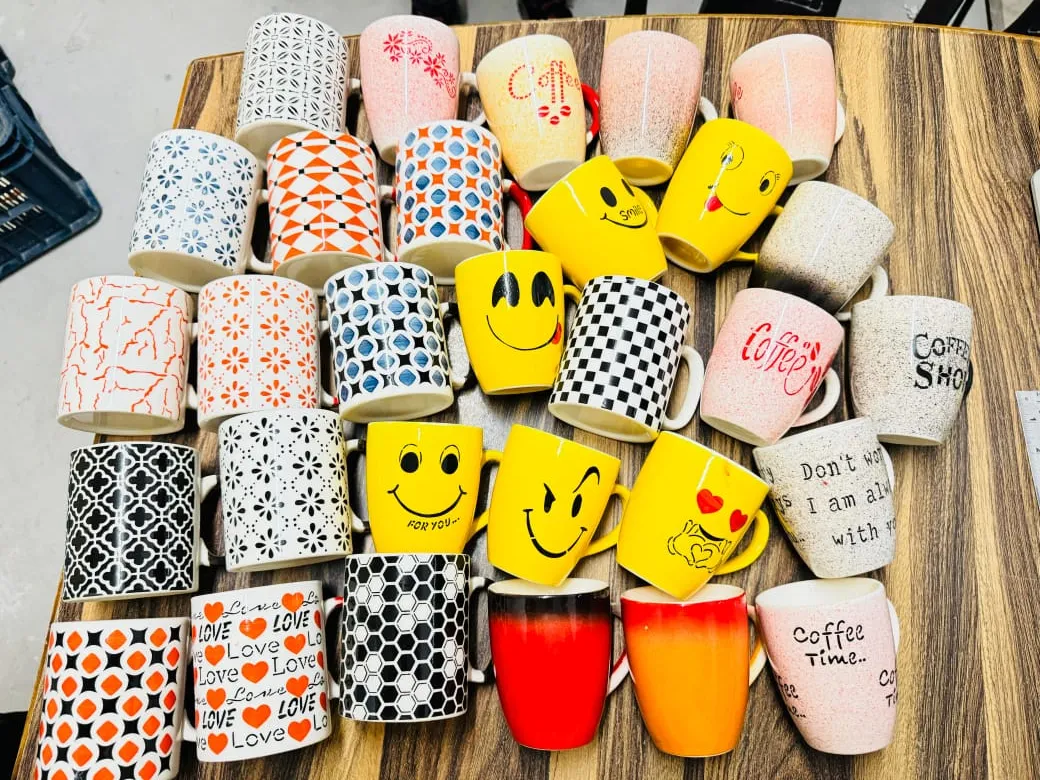 Sortido de canecas pintadas à mão com carinhas sorridentes