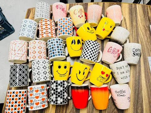 Sortido de canecas pintadas à mão com carinhas sorridentes
