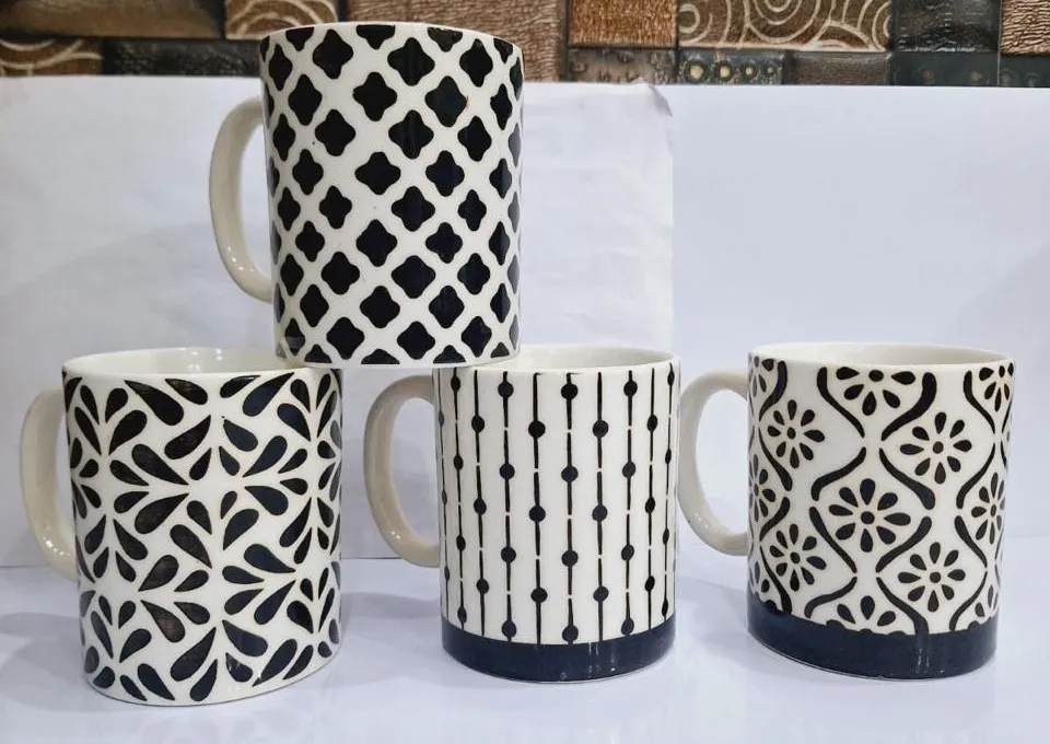 Conjunto de 4 canecas pintadas à mão preto e branco com base preta