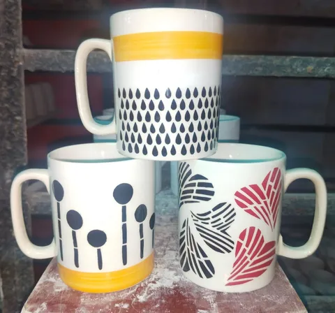 Trio de canecas pintadas à mão com faixa amarela e padrões pretos