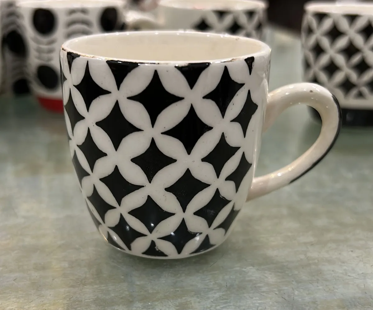 Caneca pintada à mão com quadrifólio preto