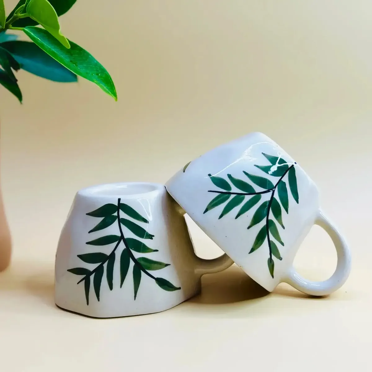Caneca quadrada pintada à mão com folhas verdes