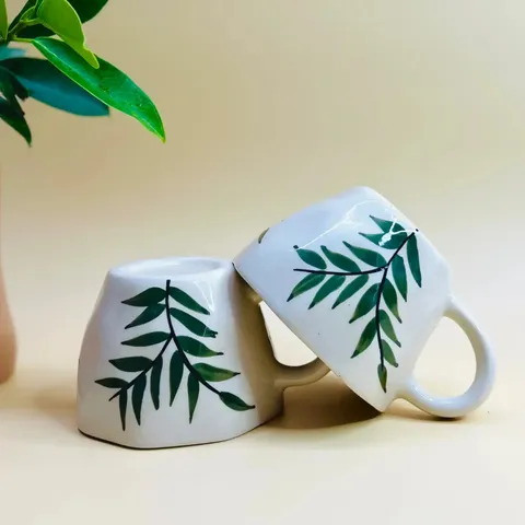 Caneca quadrada pintada à mão com folhas verdes