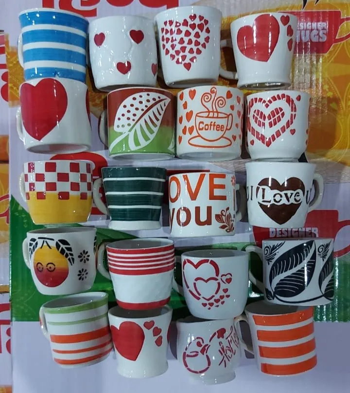 Sortido de canecas pintadas à mão com corações e "Love"