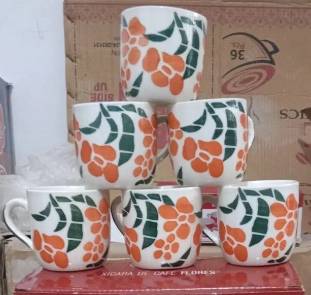 Caneca pintada à mão com flores laranja e folhas verdes