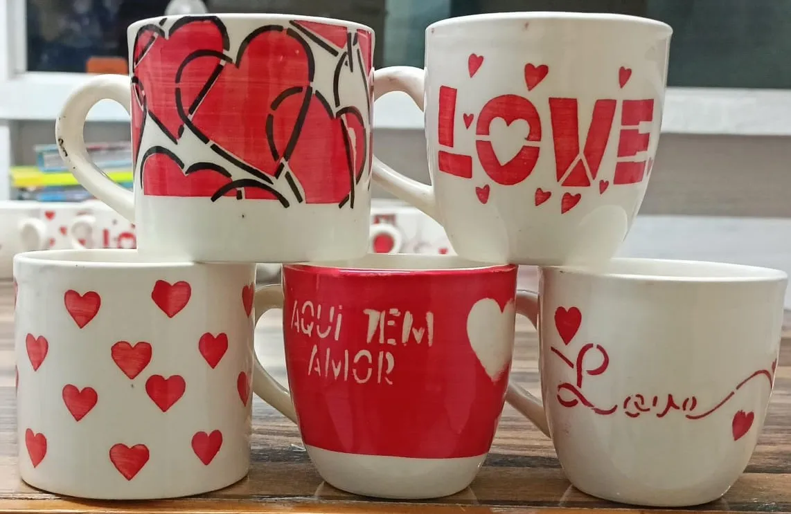 Sortido de canecas pintadas à mão "Aqui tem amor" e "Love"