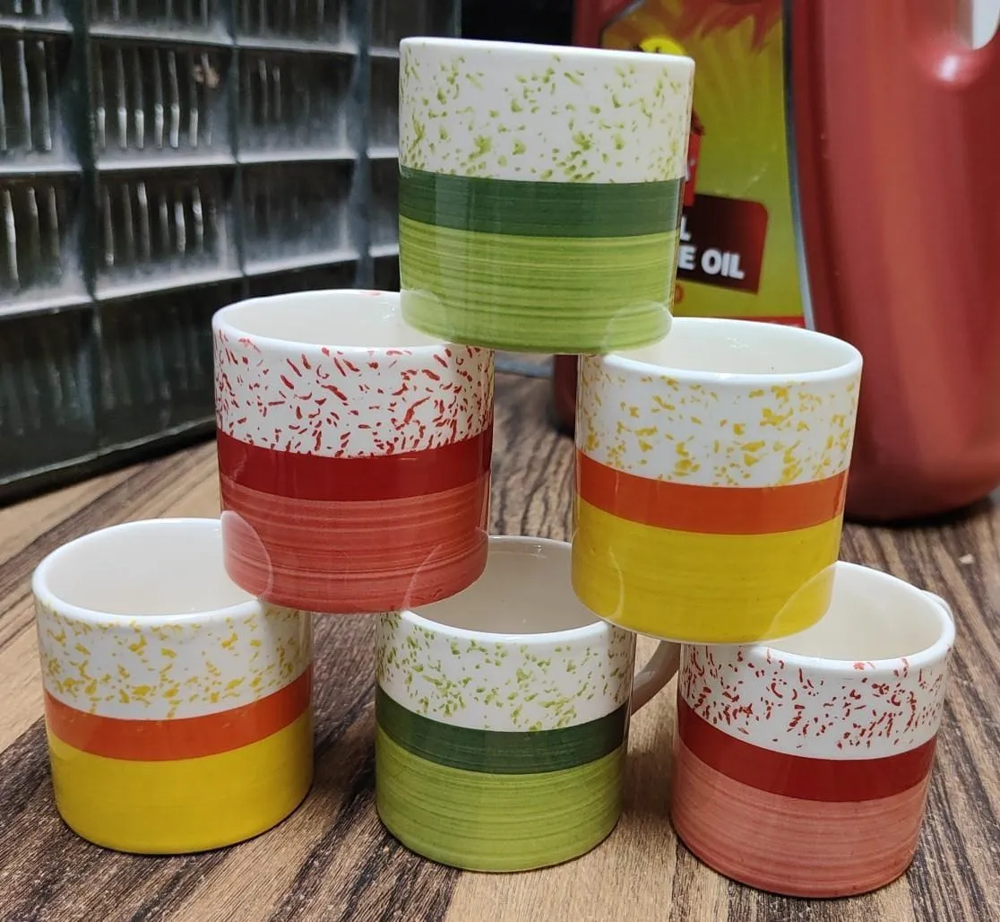 Xícara pintada à mão respingada com faixas