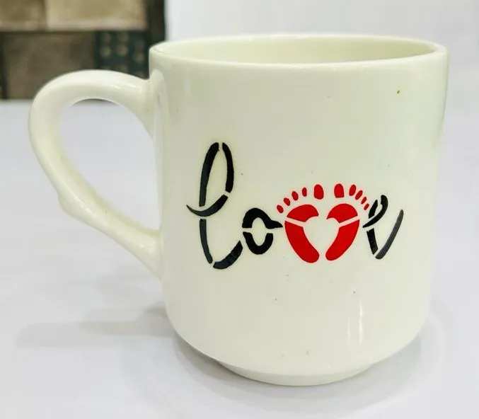 Caneca pintada à mão "Love" com pezinhos de bebê