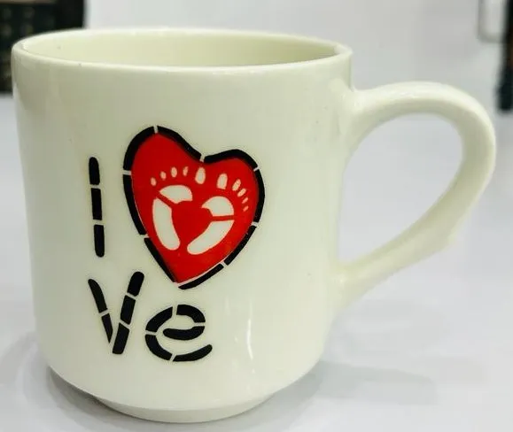 Caneca pintada à mão "I Love" com pezinhos de bebê no coração