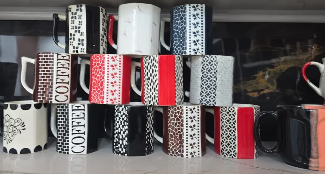 Sortido de canecas pintadas à mão preto e vermelho "Coffee"