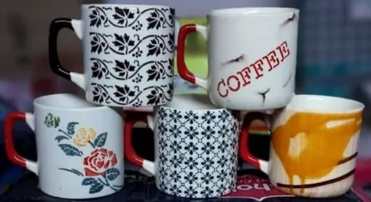 Sortido de canecas pintadas à mão com rosas e "Coffee"