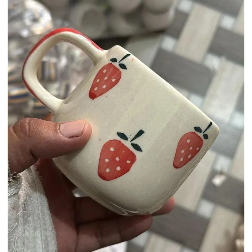 Caneca pintada à mão com morangos