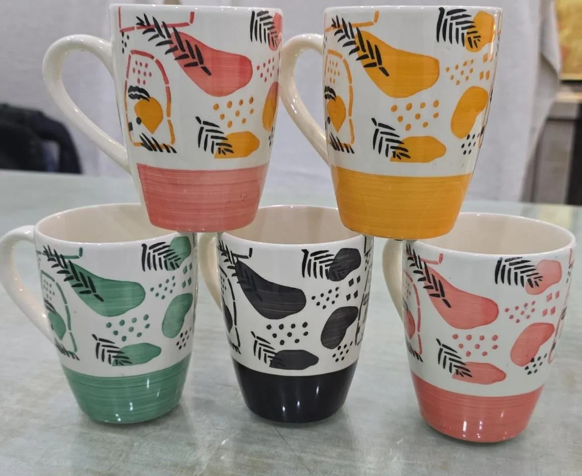 Caneca pintada à mão com folhagens e base colorida