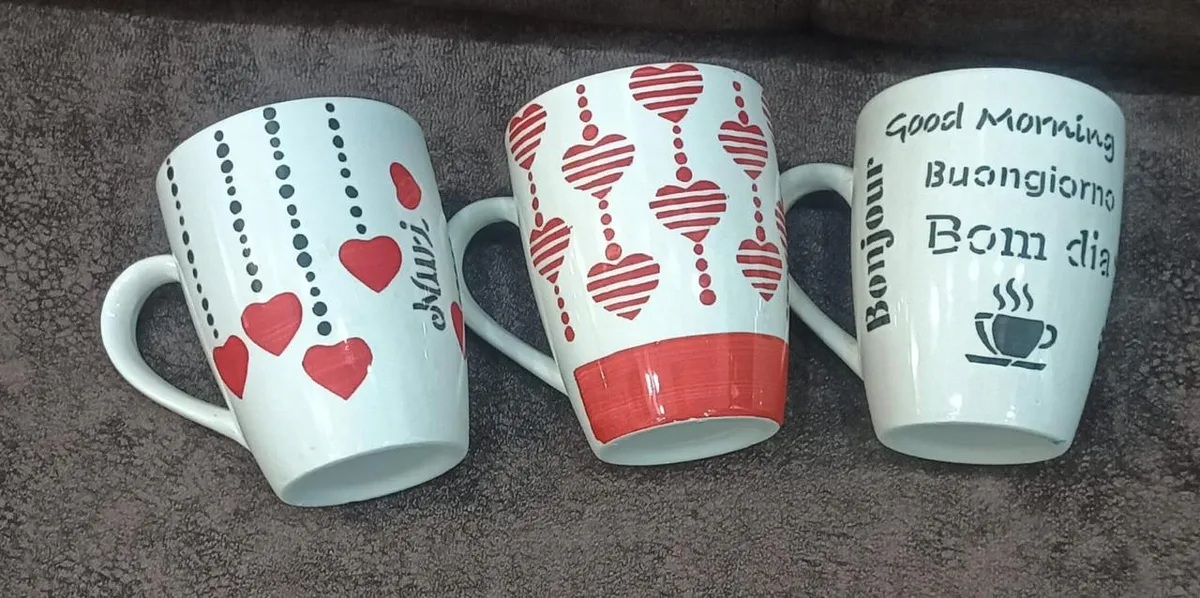 Trio de canecas pintadas à mão corações, enfeites e "Bom dia"