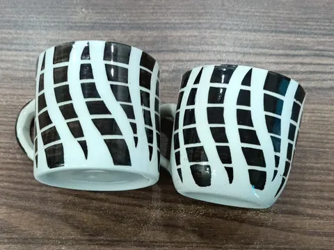 Xícara pintada à mão com grade ondulada preta