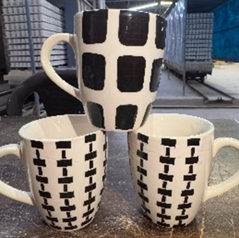 Caneca pintada à mão com quadrados e traços pretos